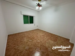  11 شقة أرضية سوبر ديلوكس مع ترس وكراج خاص منطقة جميله وقريبة من الأسواق والخدمات 3 مداخل