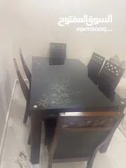  2 طاوله سفره بحاله جيده جدا خشب زان وكراسي عدد6جلد ما فيها شيء  نظيفه جدا وعليها سكريت