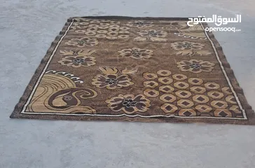  1 سجادة لون بني قياس 2*2.5 كما هو موضح في الصورة