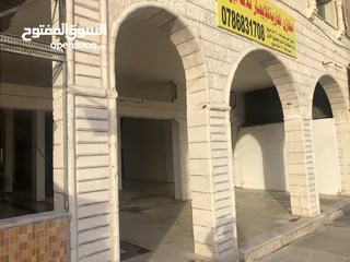 3 ثلاث محلات تجاريه ومخازن علي شارع 36 التجاري الزرقاء الجديدة في افضل موقع في الشارع