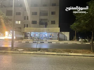  10 محلات 3 مخازن للخلو مساحه 190 متر عشارع رئيسي وحيوي على مدار السنه