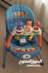  1 كرسي هزاز للاطفال من الولادة وحتى السنتين من ماركة fisher price لون ازرق مع هيكل ازرق سهل الاستخدام