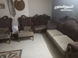  4 طقم كنب بحال الوكاله يتكون من 8 مقاعد لايوجد كسر ولاخدش البيع لدواعي السفر والتواصل عبر الوتس اب