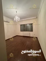  5 شقه فارغة - الرابية - 3نوم1ماستر - 200م - مطلة - قريبة من الخدمات العامة
