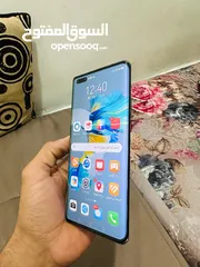  1 ميت 40 برو مع الشاحن معفي ضريبة حمايه في الظهر فيه خبطه في الشاشه لا تأثر على الاستعمال 256جيجا 5G