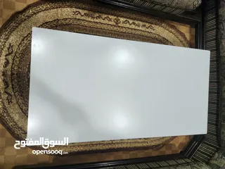  1 طاولة لون ابيض نخب ولا شخط  شبه وكاله+ طاولة بني خشب سويد يا بلاش