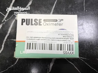  1 جهاز oximeter لقياس مستوى الاوكسجين في الدم و قياس عدد النبضات في الدقيقة