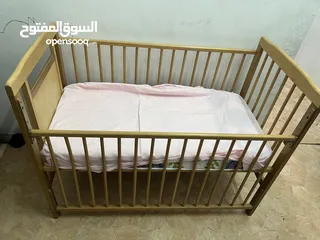  1 للبيع سرير اطفال حط السعر وشيل