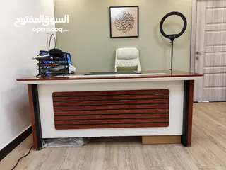  2 ميز مكتبي وكرسي دوار للبيع والسعر بي مجال