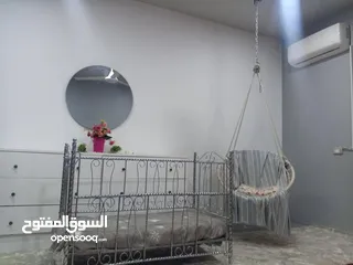  1 سرير او تخت اطفال  مع فرشته