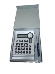  6 آلة حاسبة مكتبية مع قلم فاخر البنك العربي جديدة غير مستعملة.