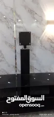  2 طاولة تلفزيون سيكوريت اسود اصلي جوانب خشب زان اصلي.