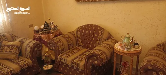  4 طقم غرفة ضيوف 7 مقاعد بحالة جيدة ليس بحاجة لشئ اسفنج ممتاز وقماش ولا مزع ولا اهتراء خشب ممتاز