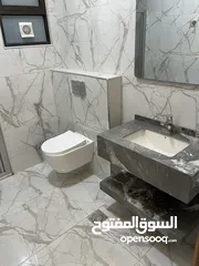  15 شقة اخير مع روف/ مساحة 176م/ ترس واسع جداً و مطل على شارعين/ صرف صحي واصل