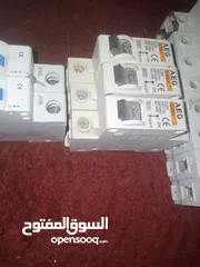  4 قواطع مستعملات منهم شغالات ولباقي ما بعرف إذ شغالات او لا إذا شره ما بقصر معك 23 قاطع صغير قاطع كبير