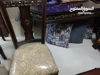  1 طاولة سفرة بحالة ممتازة حجم كبير من خشب  اللاتيةو الزان مع ستة مقاعد للبيع بمائتي دينار