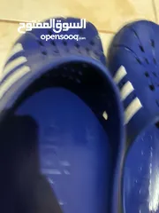  9 جزمتين اديداس (ADILETTE CLOGS) نظيفة للبيع بسعر جبار