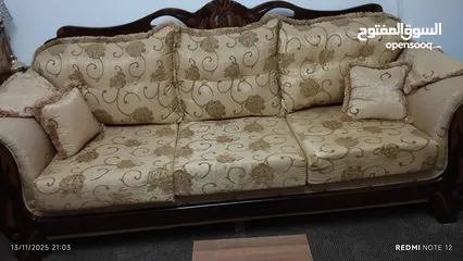  1 طقم كنب 7 مقاعد مستعمل شبه جديد خشب قوي و تفصيل ممتاز . موجود في بيتا نابلس . المعني يتواصل على الرق