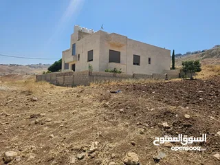  10 ارض في صافوط بالقرب من مدارس بناة الغد لها اطلالة وعلى شارعين بسعر مميز