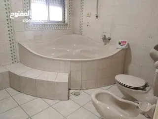  2 فيلا تجاري للايجار في افضل مواقع شارع مكة  تصلح لجميع الانشطة التجارية  الرقم المرجعي : 12131