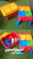  1 Megabloks طاولة  + بوكس بعجلات فيه عدد قطع منيح و مميزة