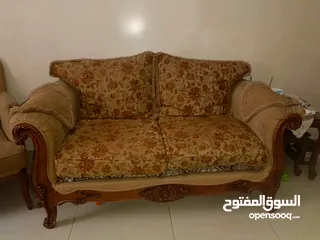  2 للبيع غرفة صالون قعدة مستعملة. ثلاثية وثنائية ومفردتين وطاولة وسط وطرييزتين