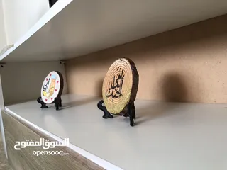  19 طاولة صالة بالون ابيض و خشبي مع تصميم يناسب جميع الديكورات يمتاز بسهولة التنظيف و يحتوي على خزانتين