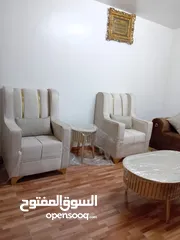  2 طقم شبه جديد طقم كنب مع طقم طاولات جلسه عربيه