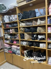  3 خزن خشبيه تحتوي على رفوف خشبيه يمكن تحريكها لعرض البضائع