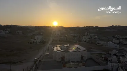  17 شقق طابقيه ارضيه  جديده فاخره في الزرقاء الجديده شارع الونك ( الكرامه )