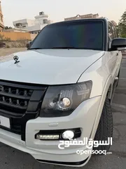  2 Mitsubishi Pajero