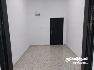  5 شقه سكنيه للايجار