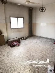  10 عماره ثلاث طوابق + حوش كبير + بئر ماء  حي الحسين مقابل مدارس ارض العز بالقرب من مخابز يوسف فرح