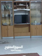  3 بوفية للبيع ثلاث قطع كل قطعه منفصلة ارفف زجاج وابواب زجاج مع خزانتين ودرج مستعملة للبيع مع مكنسة