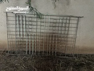  2 حمايات شبابيك وابواب خشب وباب حديد وغسالة وثلاجة صغيرة مع إمكانية التوصيل لأي مكان