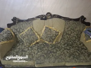  12 طقمين كنب زان بحاله ممتازه وطقم سفره مع ملحقاتها للبيع