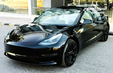  25 تيسلا 2023 model 3 فحص كامل اوتوسكور لون اسود ملوكي داخلي ابيض بحالة الوكالة بسعر لقطة ومحروووق