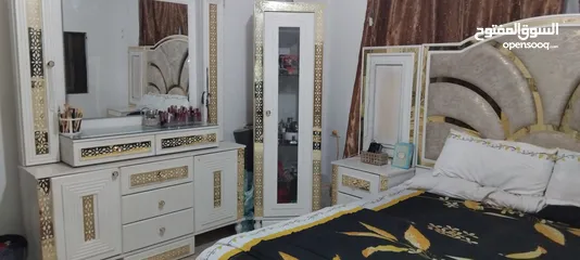  6 غرفة نوم مضيئه  لون ابيض مع ملحقات كما بالصور مستعملة.......