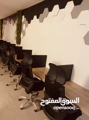  16 اثاث مكتبي كراسي شبك/ مدير جلد /طاولات اجتماعات / مكاتب فردية شبه جديد لمركز دراسي لم يعمل