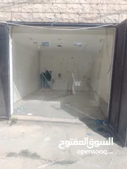  5 محلات او مكاتب للايجار بالاضافة الى سكن لطالب او طالبين خلف المكاتب