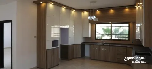 3 فيلا بالكمباوند مع مطبخ راكب بالقرب من جامعة الملك البيت