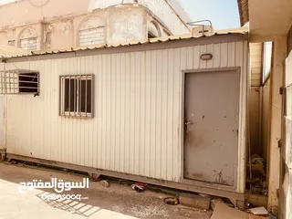  9 بركسات عدد 3 كل واحد له مقلس مستخدم نظيف