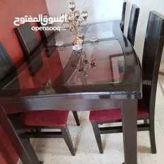  1 طاولة سفرة مع 6 كراسي بحالة جيدة جدا