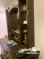  11 طقم سفره من ثلاث قطع   طاولة خشب 8 كراسي وفضيه و بوفيه