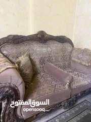  3 طقم كنب خشب 9 مقاعد + طاولات وسجاد وبرداي - بحالة ممتازه ، غرفة ضيوف كامله و جديده