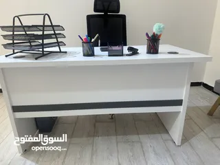  1 مكتب مع كرسي