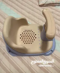  1 خلي وقت حمّام طفلك أسهل وأمتع مع كرسي الاستحمام العملي المصمم خصيصًا لحماية الطفل وتوفير الراحة