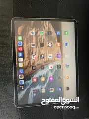  1 آيباد برو الحجم الكبير 12.9 للبيع مع قلم آبل أصلي و شاحنه الأصلي و كڤر للآيباد بحالة ممتازة