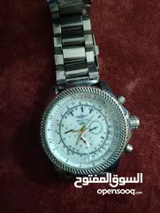  2 ساعة بريتلينغ مصنوعة في سويسرا، حيث تُعتبر سويسرا مركزًا لصناعة الساعات الفاخرة. تستخدم العلامة التج