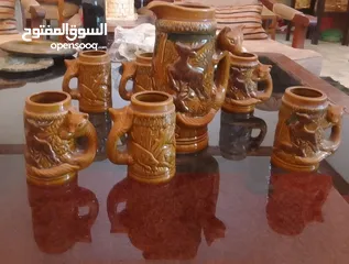  1 طقم كاسات فخار قديم للبيع بسعر ممتاز  الطقم مكون من سبع قطع و حالتو ممتازة